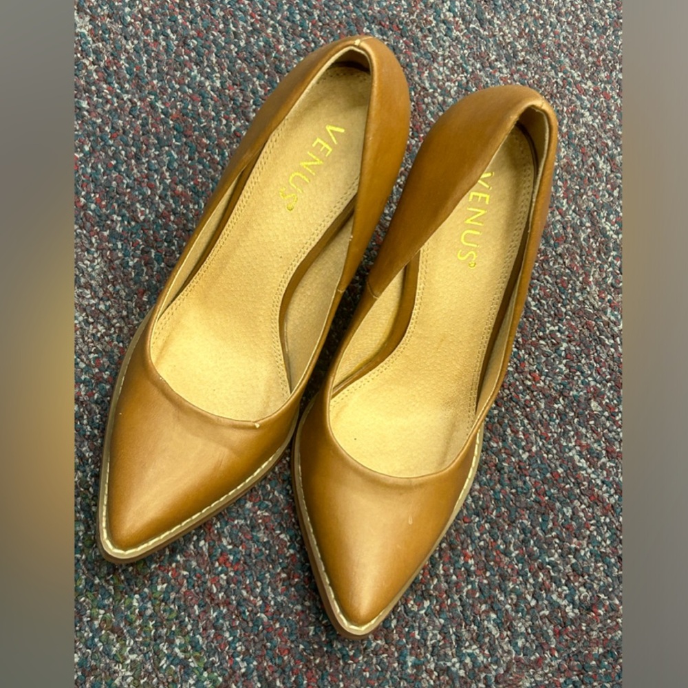 Pointed VENUS tan high heels. SIZE 8.5 (worn 2X)